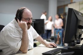 Ein Mann mit Headset bei der Arbeit.