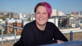 Mitarbeiterin Denise lächelt fröhlich in die Kamera