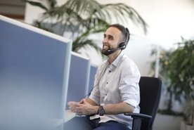 Ein junger Mann hat Spaß beim telefonieren.